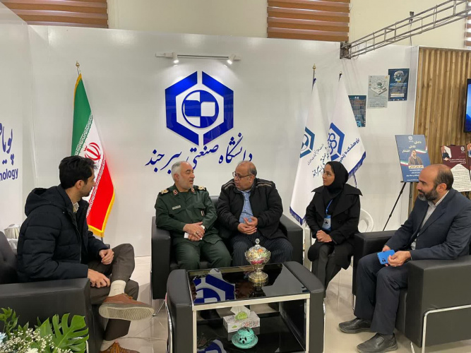 سردار محمدرضا مهدوی، فرمانده سپاه انصارالرضا(ع) خراسان جنوبی، در جریان بازدید از نمایشگاه دستاوردهای پژوهشی استان، از غرفه دانشگاه صنعتی بیرجند دیدن کرد و در جریان فعالیت‌ها و دستاوردهای فناورانه دانشگاه و پژوهشکده زنجیره‌های ارزش قرار گرفت.
